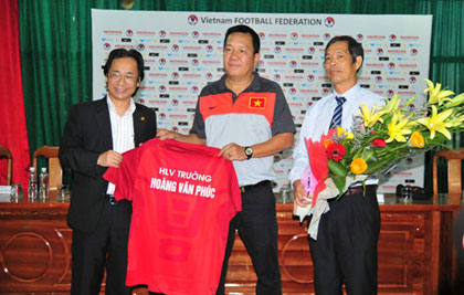 VFF officially signed contract with coach Hoang Van Phuc